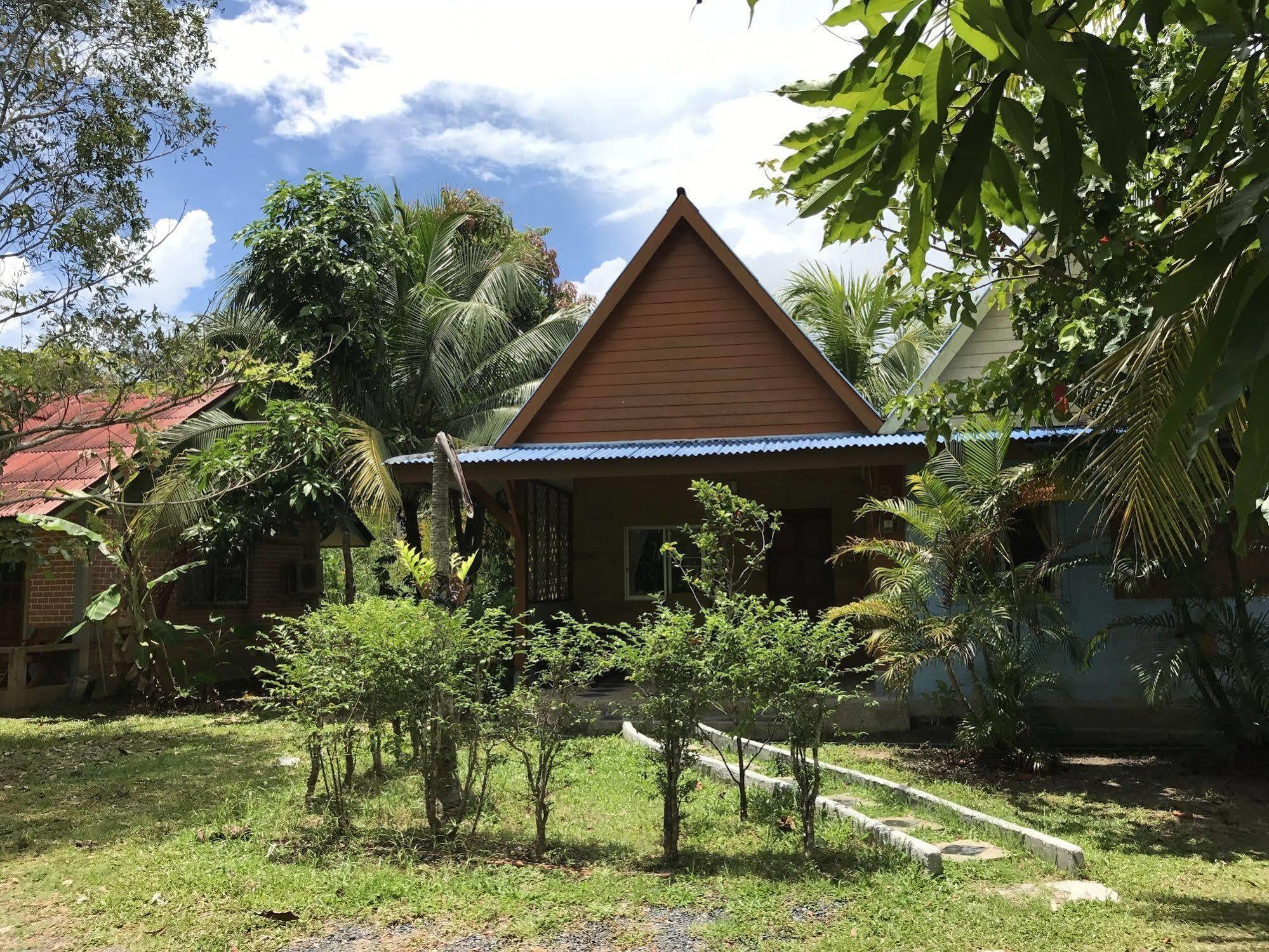 Coconut Bungalow Hotel Nai Yang Beach Exterior foto